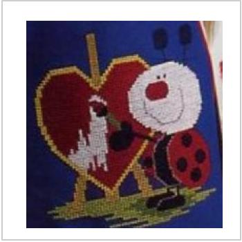 Схема вышивки крестом "Божья коровка рисует сердце"